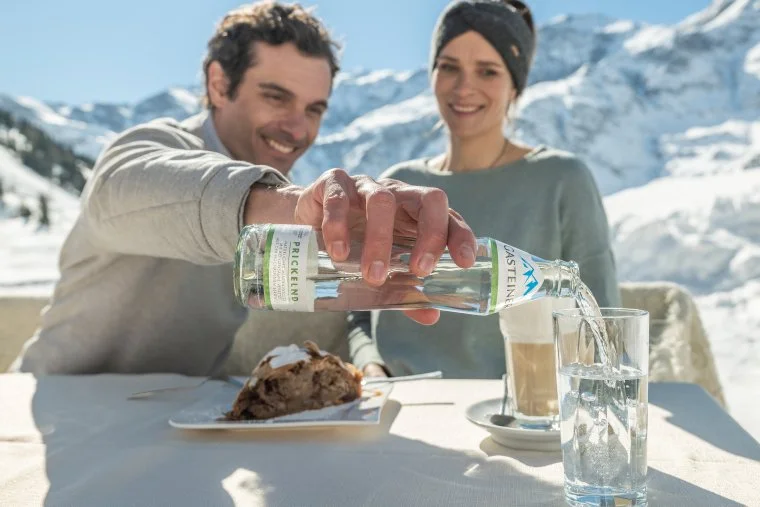 Mineralwasser und Kaffee - ein perfektes Duo Mineralwasser und Kaffee - ein perfektes Duo